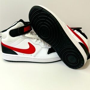 Boys Nike Court Borough Mid 2
Big Kids' Shoes